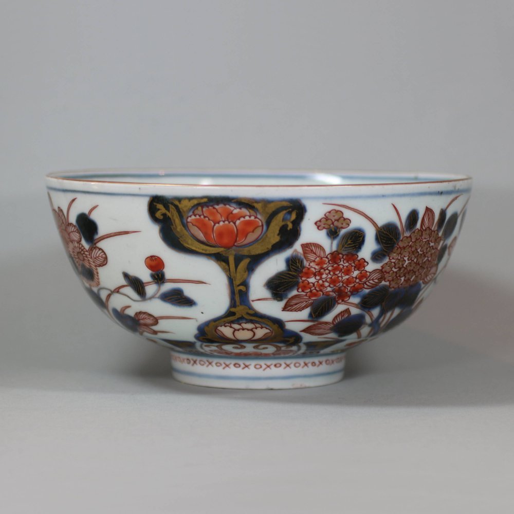 U786 Japanese imari bowl, early 18th Century, the rim gilded