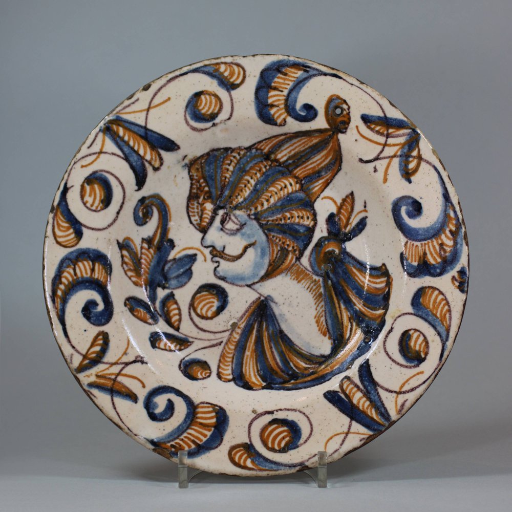 U792 Spanish Talavera tin-glazed polychrome dish, circa 1600