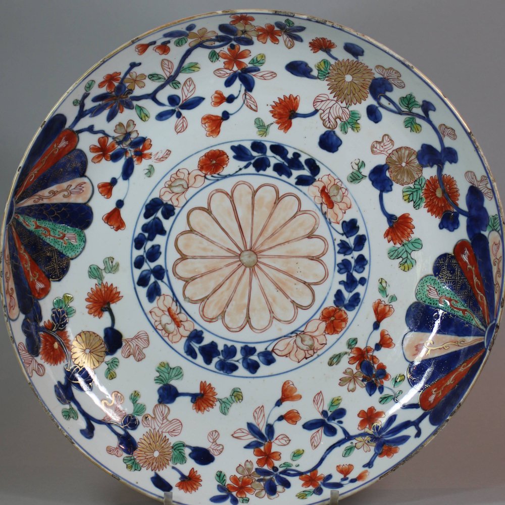 U945 Imari charger, late Kangxi (1662-1722)