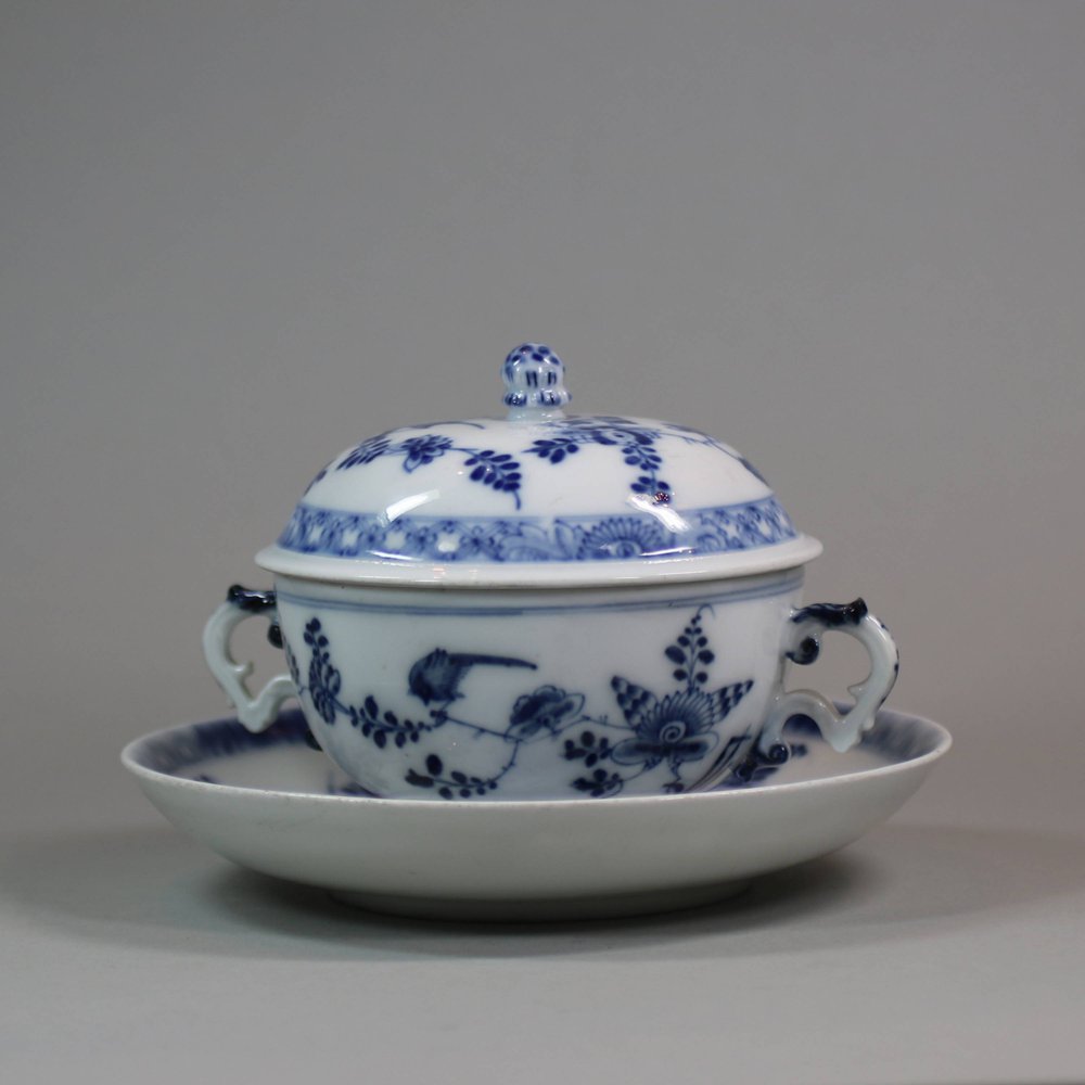 U960 Small Meissen blue and white two-handled ecuelle and cover with