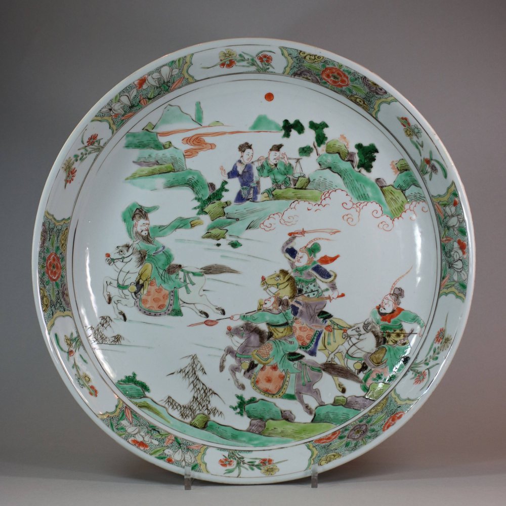 U975 Famille verte 'Three Kingdoms' charger, Kangxi (1662-1722)