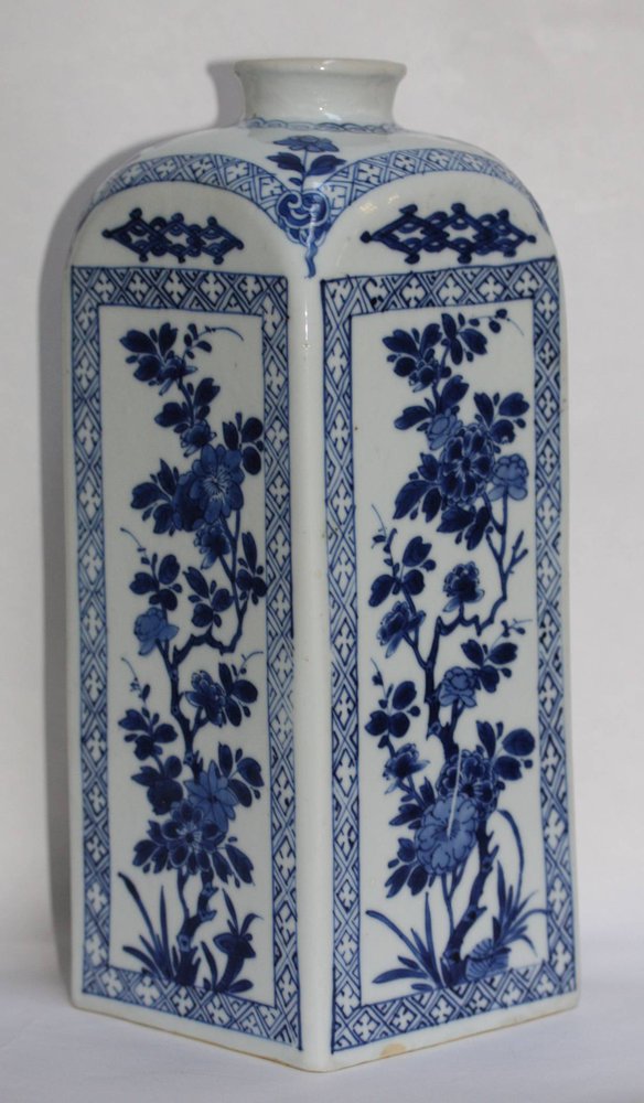 V192 Blue and white caddy,  Kangxi(1668-1722)