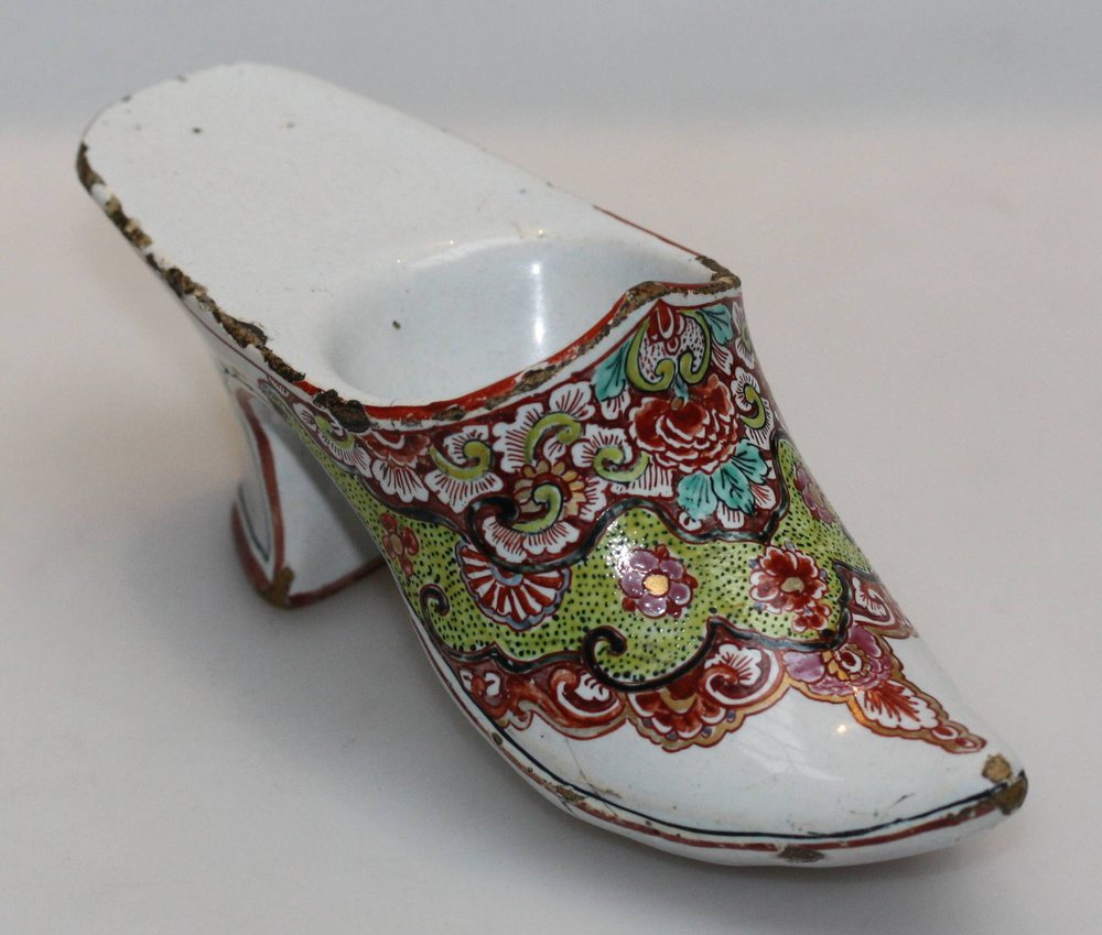 V301 Dutch delft dore shoe, 18th century, painted in green, pink