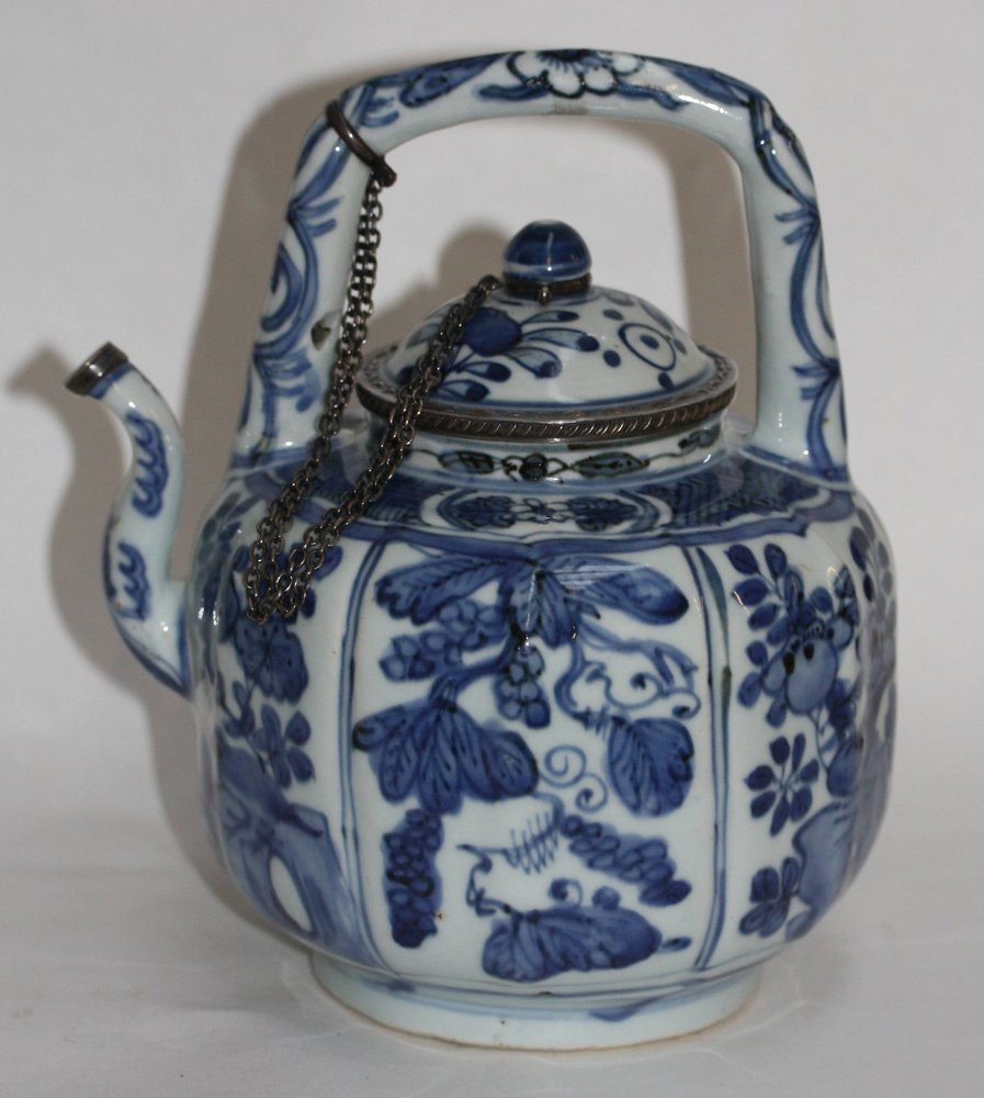 V403 Blue and white wine pot, Wanli (1573-1619)