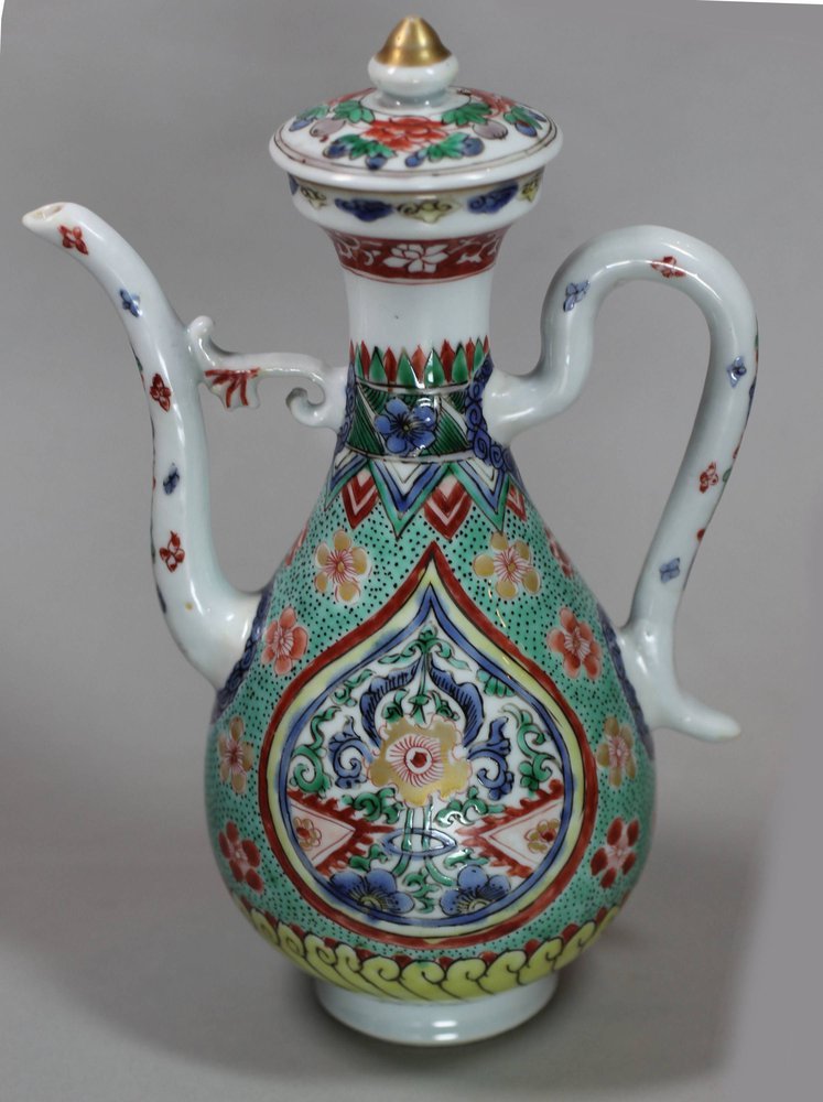 V684 Famille verte wine ewer and cover, Kangxi (1662-1722)