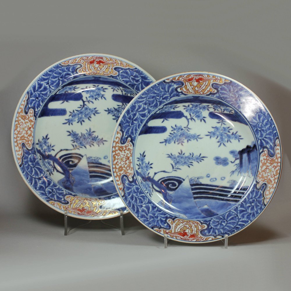 V851 A pair of Japanese imari dishes, 18th century