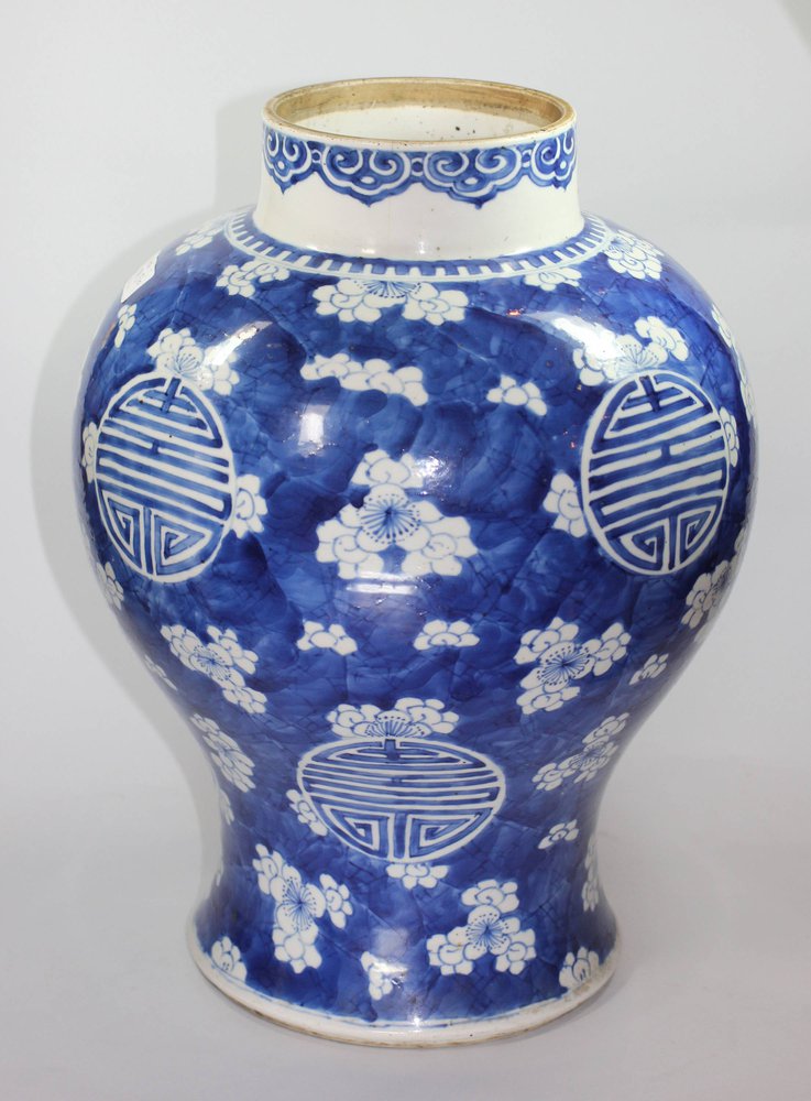 V952 Blue and white baluster jar, Kangxi (1662-1722)