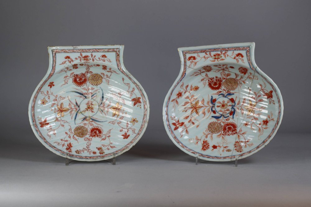 W107 Pair of Chinese rouge-de-fer moulded shell-shaped dishes