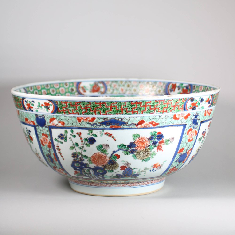 W123 Large famille verte bowl, Kangxi (1662-1722)