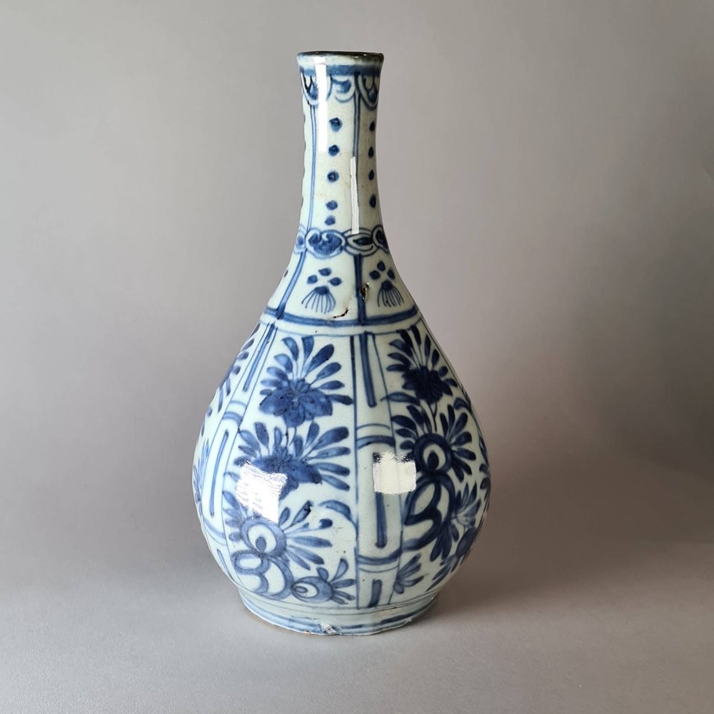 W153 Kraak blue and white bottle vase, Wanli (1573-1619)