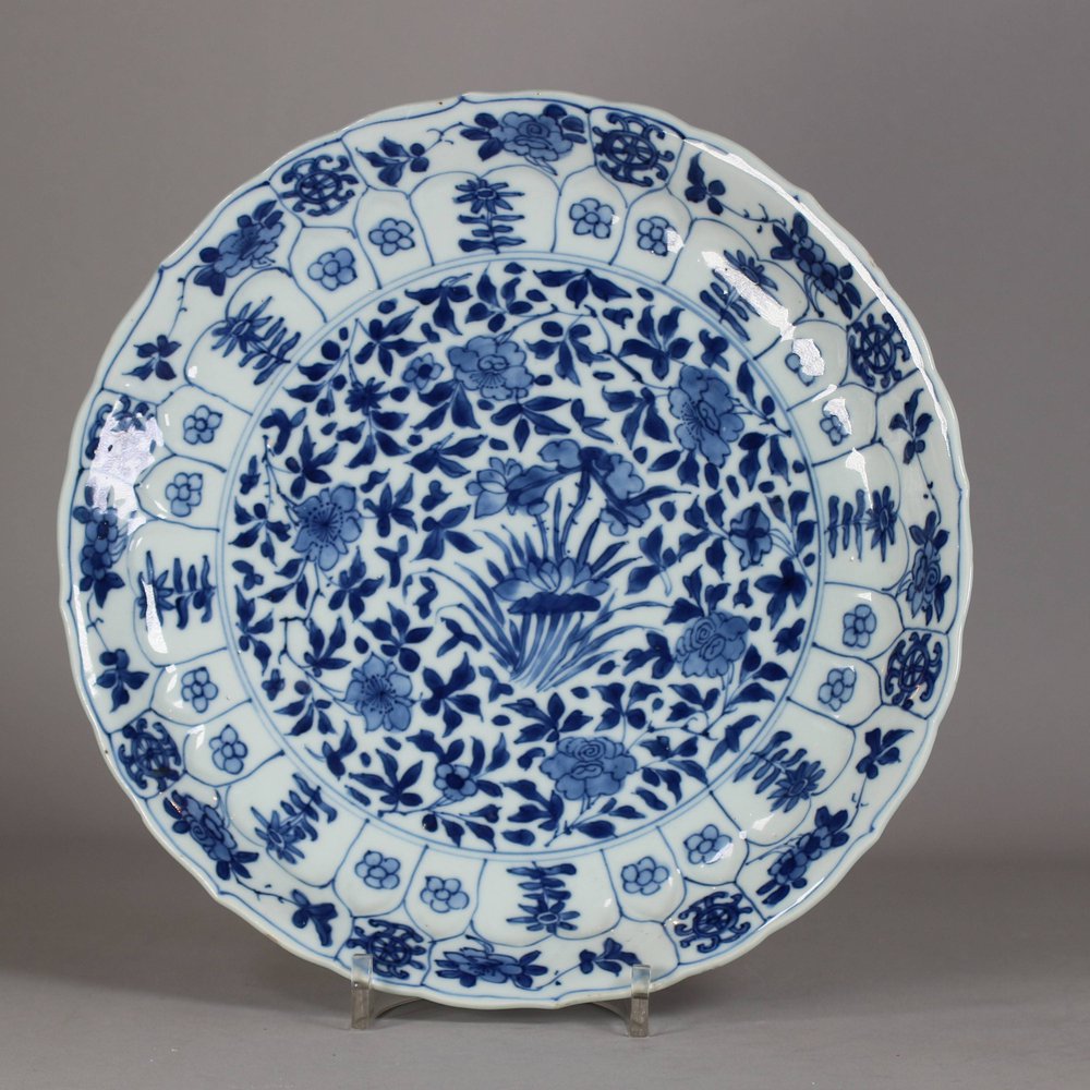 W327 Blue and white Kangxi mark and period plate (1662-1722)