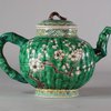 W341 Famille verte teapot, Kangxi (1662-1722)