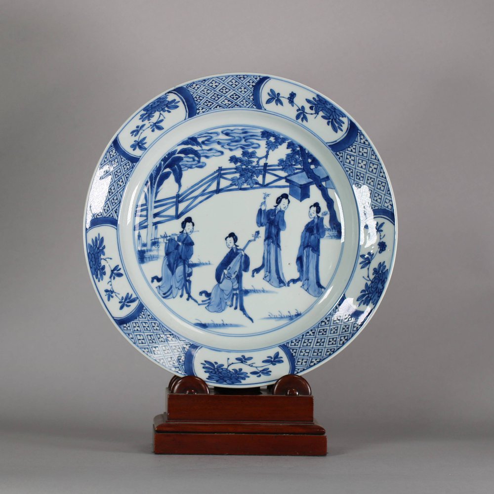 W385 Chinese blue and white 'dancers and musicians' plate, Kangxi (1662-1722)