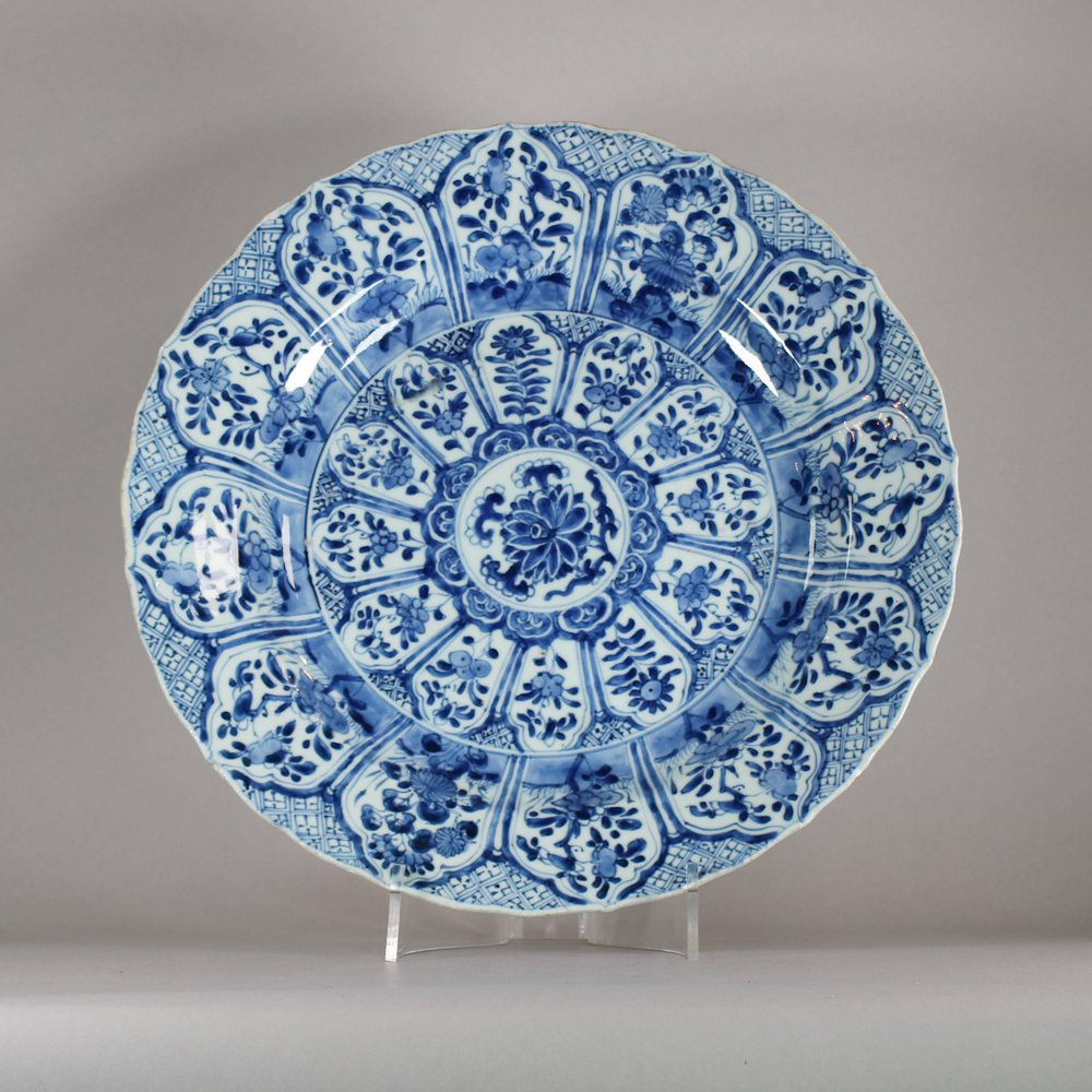 W419 Chinese blue and white charger, Kangxi (1662-1722)