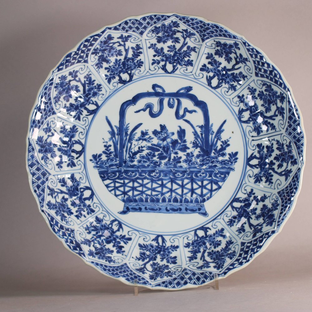 W420 Chinese blue and white charger, Kangxi (1662-1722)