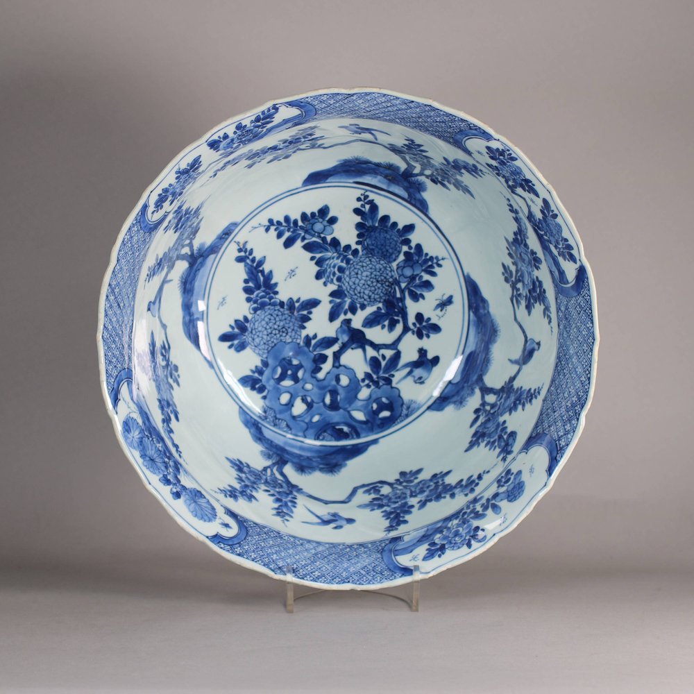 W517 Large Chinese blue and white bowl, Kangxi (1662-1722)