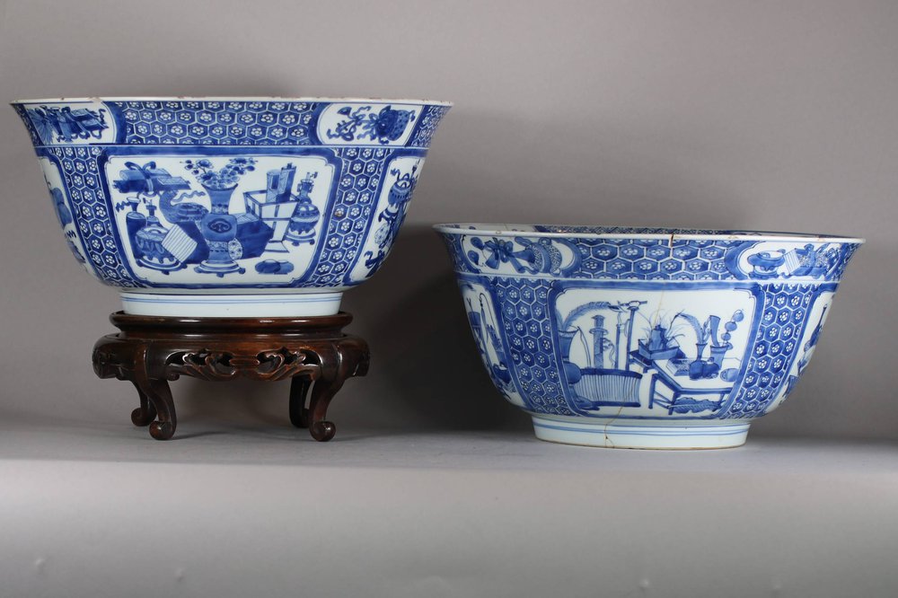 W526 A pair of large Chinese blue and white punch bowls, Kangxi (1662-1722)