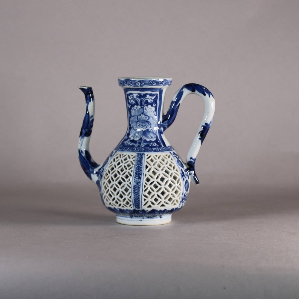 W532 Chinese blue and white ewer