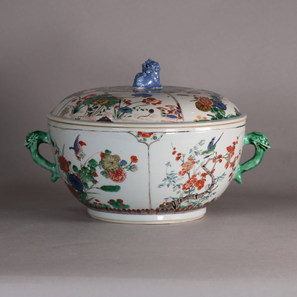 W572 Chinese famille verte two-handled circular bowl and cover, Kangxi (1662-1722)