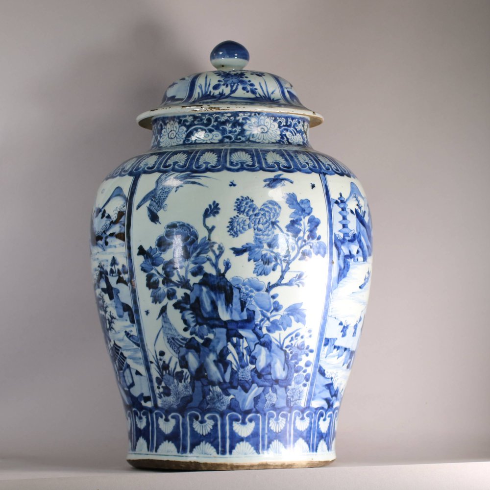 W643 Chinese massive blue and white baluster jar with cover, Kangxi (1662-1722)