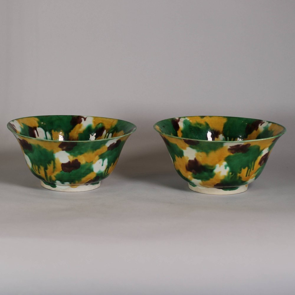 W746 Pair of egg and spinach biscuit bowls, Kangxi (1662-1722)