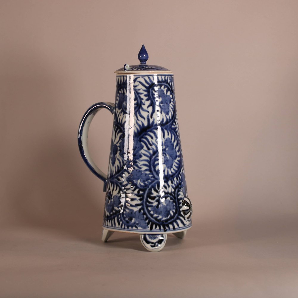 W794 Japanese Arita blue and white coffee pot and cover, late 17th century