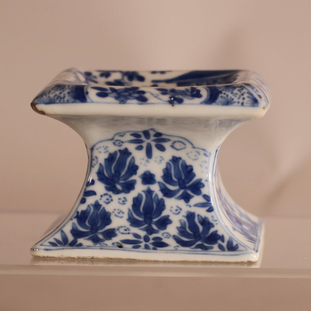 W805 Chinese blue and white pedestal salt, Kangxi (1662-1722)