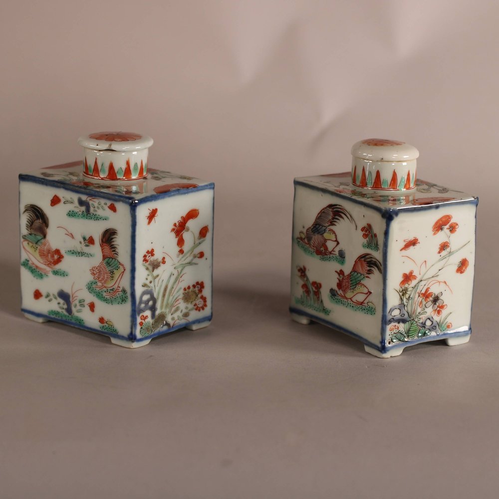 W831 A famille verte porcelain tea caddy with cover, Qing dynasty, Kangxi (1662-1722). With roosters and flowers. Height with cover 9 cm.
