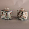 W831 A famille verte porcelain tea caddy with cover, Qing dynasty, Kangxi (1662-1722). With roosters and flowers. Height with cover 9 cm.