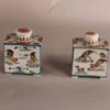 W831 A famille verte porcelain tea caddy with cover, Qing dynasty, Kangxi (1662-1722). With roosters and flowers. Height with cover 9 cm.