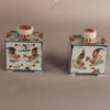 W831 A famille verte porcelain tea caddy with cover, Qing dynasty, Kangxi (1662-1722). With roosters and flowers. Height with cover 9 cm.