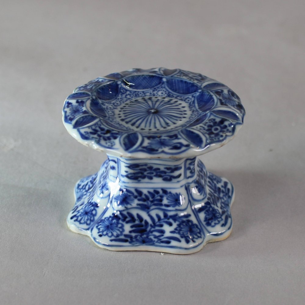 W937 Chinese blue and white salt 'chrysanthemum' salt,  Kangxi  (1662 -1722)