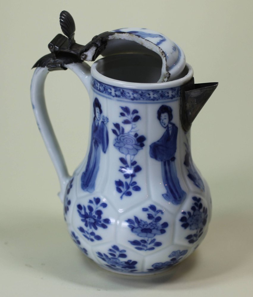 X254 Blue and white jug and cover