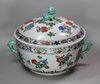 X281 Circular famille verte tureen and cover, Kangxi (1662-1722)