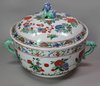 X281 Circular famille verte tureen and cover, Kangxi (1662-1722)