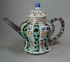 X386 Famille verte teapot and cover, Kangxi (1662-1722)