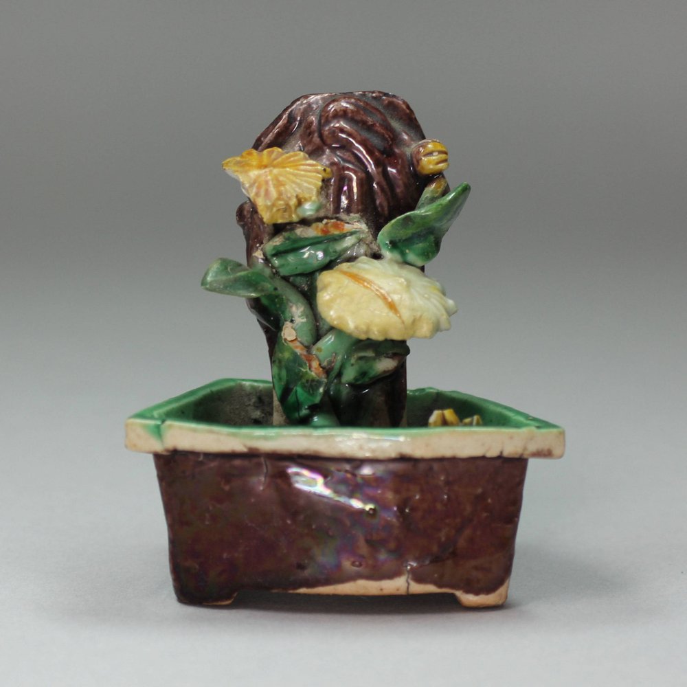 X447 Biscuit egg and spinach incense burner, Kangxi (1662-1722)