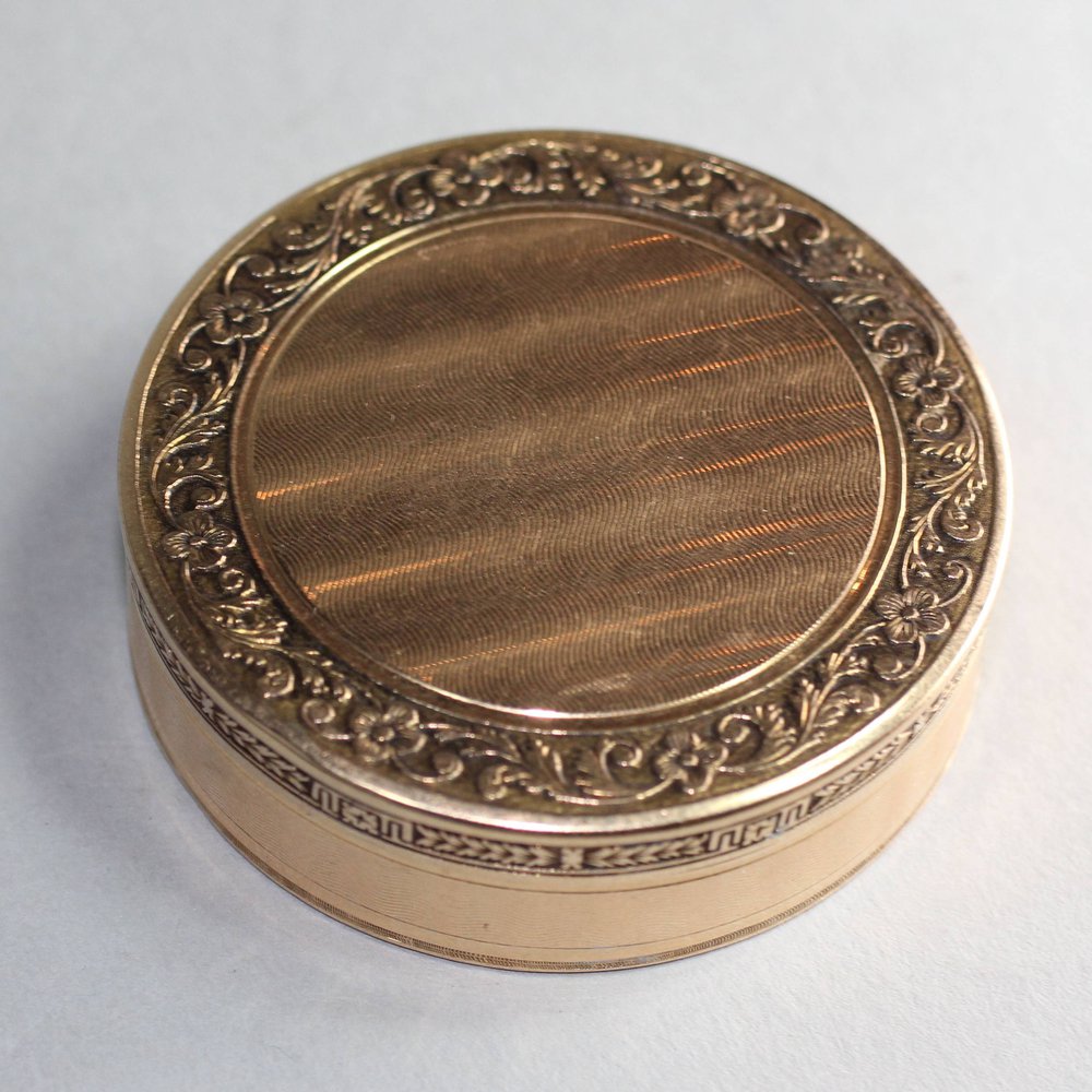 X46B Gold circular Snuff box, 19th century, with French marks