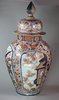 X49 An octagonal Japanese imari vase and cover, Edo period