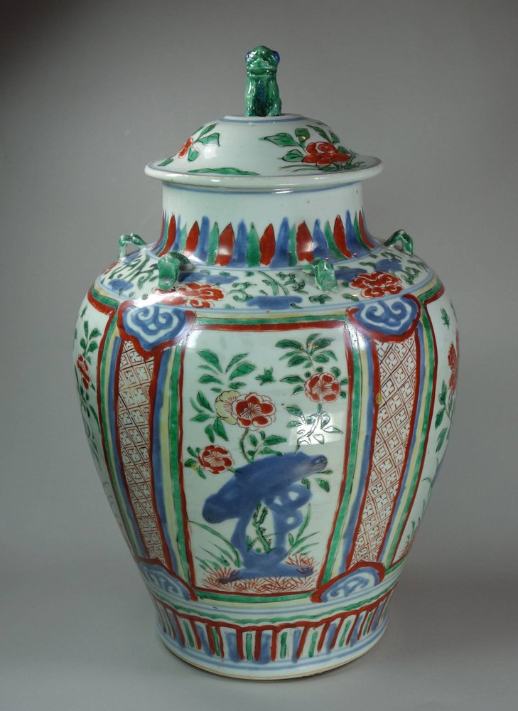 X510 Wucai baluster vase and cover, Chongzhen (1628-43)