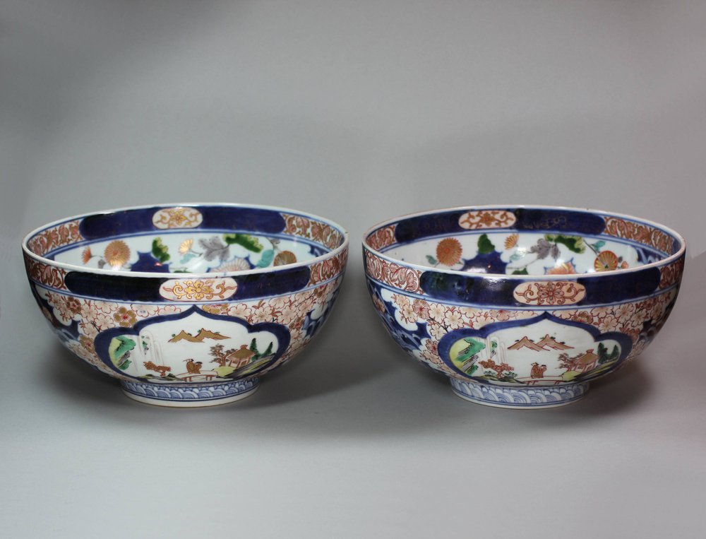 X524 Pair of Japanese imari bowls, early 18th century