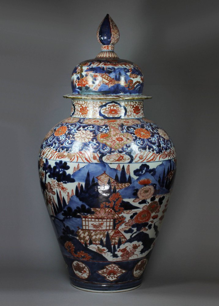 X551 Japanese baluster vase and cover, circa 1700