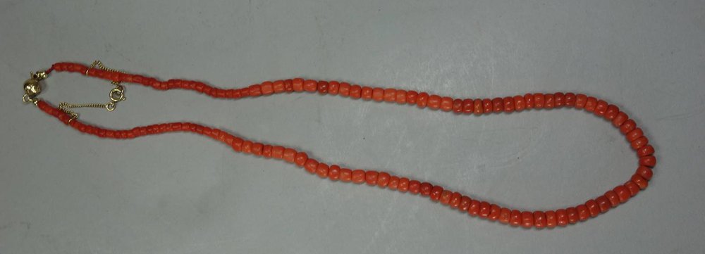 X565 Coral necklace, length: 8 3/4in., 22.2cm