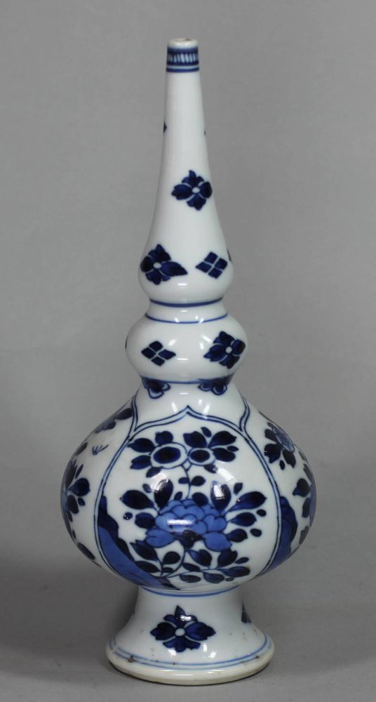 X637 Blue and white rose water sprinkler, Kangxi (1662-1722)