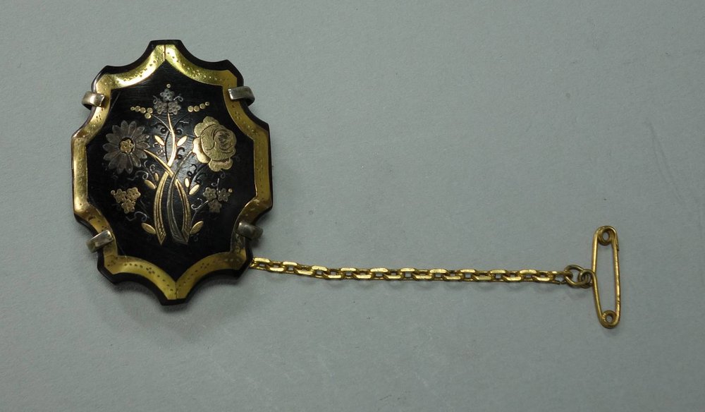 X691 Victorian gold and tortoiseshell pique brooch, circa 1870