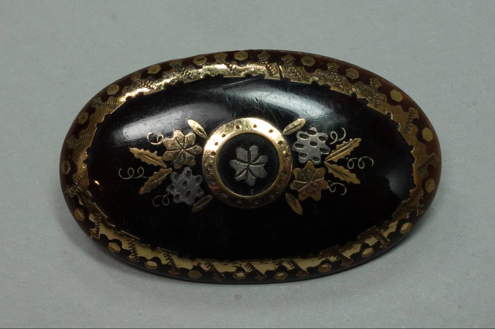 X695 Victorian gold and tortoiseshell pique brooch, circa 1870