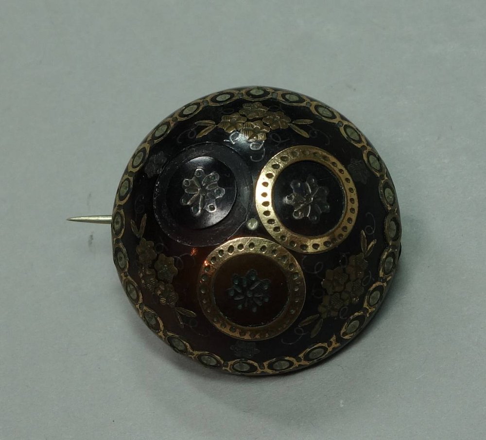 X696 Victorian gold and tortoiseshell pique brooch, circa 1870