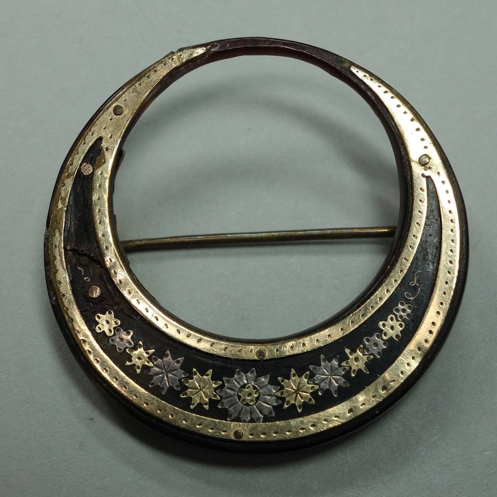 X699a Victorian gold and tortoiseshell pique crescent-shaped brooch