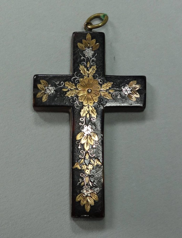 X699r Victorian gold and tortoiseshell pique cross pendant
