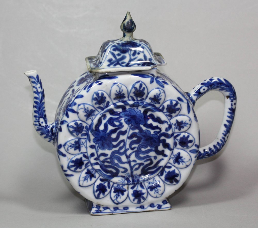 X720 Rare Chinese blue and white teapot, Kangxi (1662-1722)